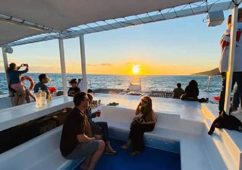 El Arco and Lover’s Beach view from sunset catamaran