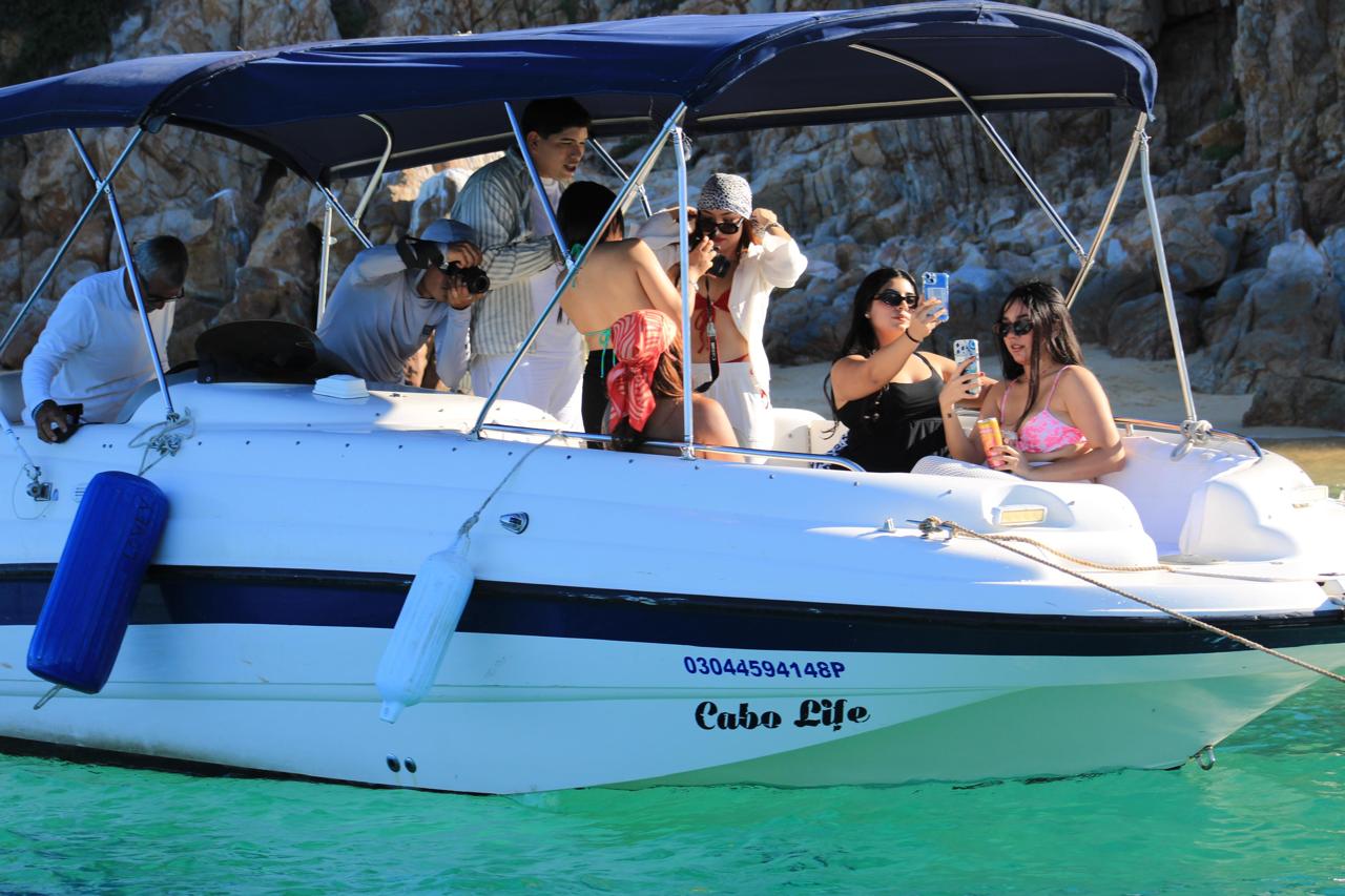 los-cabos-private-yacht-tour-boat-trips-Infinity 28