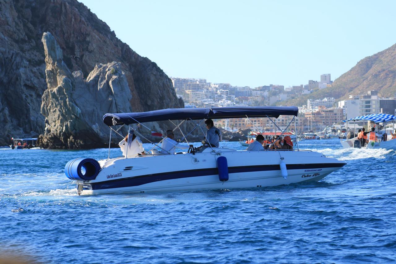 los-cabos-yacht-cruising-on-blue-water-Infinity 28