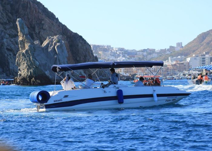 los-cabos-yacht-cruising-on-blue-water-Infinity 28
