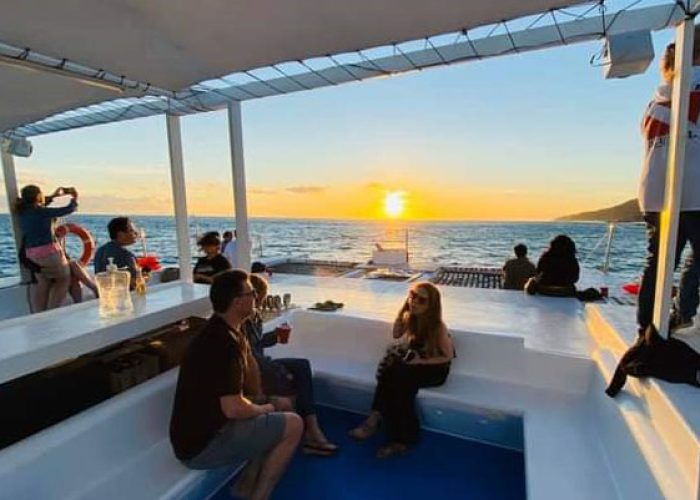 sunset-cruise-catamaran-los-cabos-Shared sunset